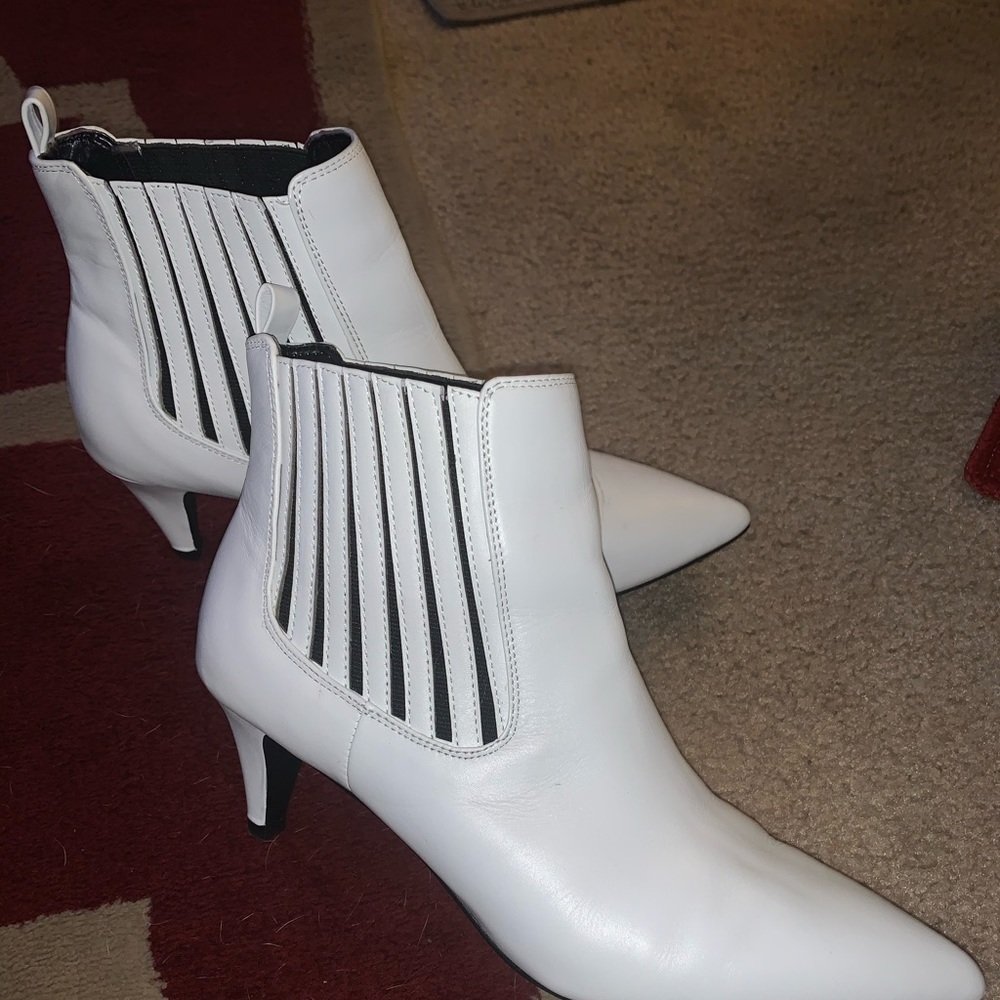 Blecker and Bonde White size 9.5 ankle boots